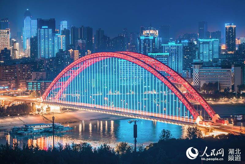 震撼！LED幕墻燈光技術(shù)助力70周年大型燈光秀，告白祖國！